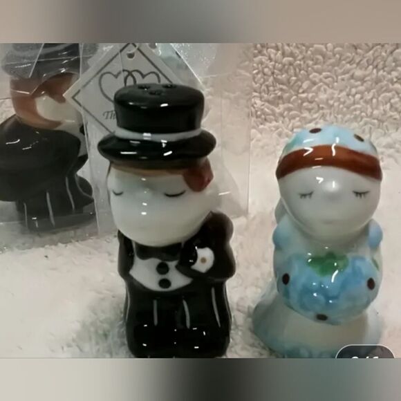 Bride and Groom Salt and Pepper Shaker - Picture 2 of 3